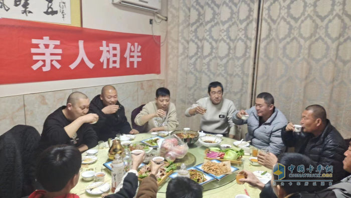中國重汽，尊享服務新高度！ 購車無憂，用車至臻，養(yǎng)車從容，“親人”服務只為尊貴的您！