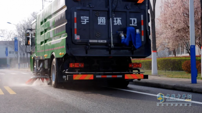 高效作業(yè)，安全護(hù)航！宇通環(huán)衛(wèi)快速路洗掃車引領(lǐng)行業(yè)加速跑！