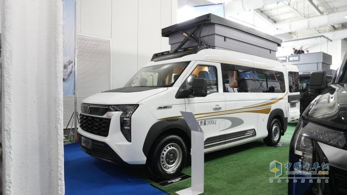 中國(guó)重汽輕型汽車攜五大創(chuàng)新車型登陸2025北京房車展定義出行新范式