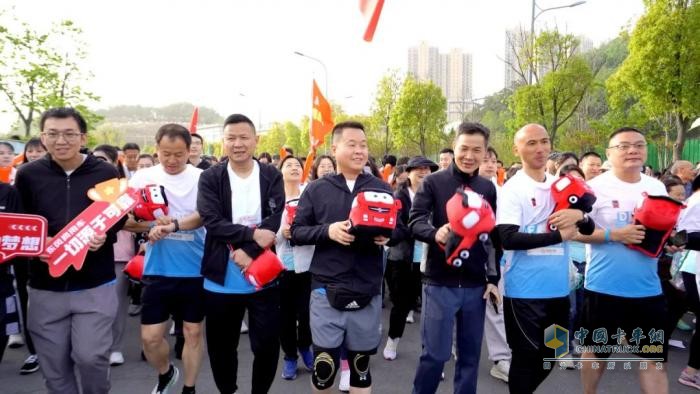 挑戰(zhàn)自我！超越極限！堰馬賽道上，看東風(fēng)營銷人奔跑向未來