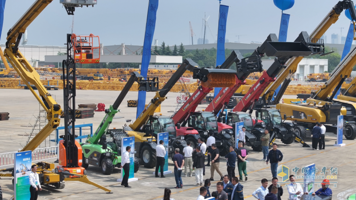 零距離、沉浸式！徐工高空作業(yè)機(jī)械邀客戶體驗……