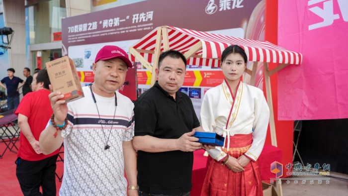 現(xiàn)場訂車62臺，乘龍L2VCNG增程輕卡武漢閃耀上市