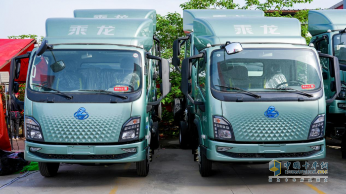 現(xiàn)場訂車62臺，乘龍L2VCNG增程輕卡武漢閃耀上市
