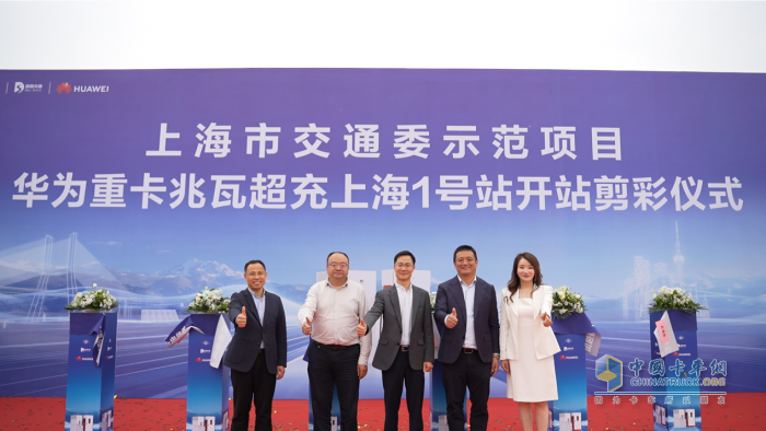 全國首座重卡兆瓦級超充示范站落成 上海臨港開啟綠色交通新時代