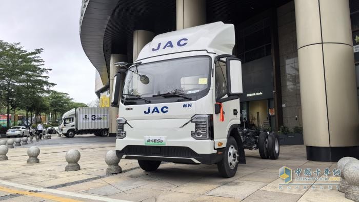 江淮新能源輕卡ES9鵬城上市，140度車型預(yù)售，智領(lǐng)城配物流綠色升級(jí)