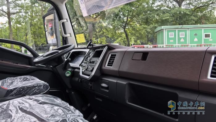 江淮新能源輕卡ES9鵬城上市，140度車型預(yù)售，智領(lǐng)城配物流綠色升級(jí)