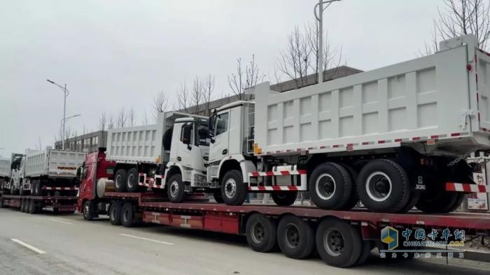 滿弓勁發(fā)！百臺(tái)徐工自卸車搶灘出海