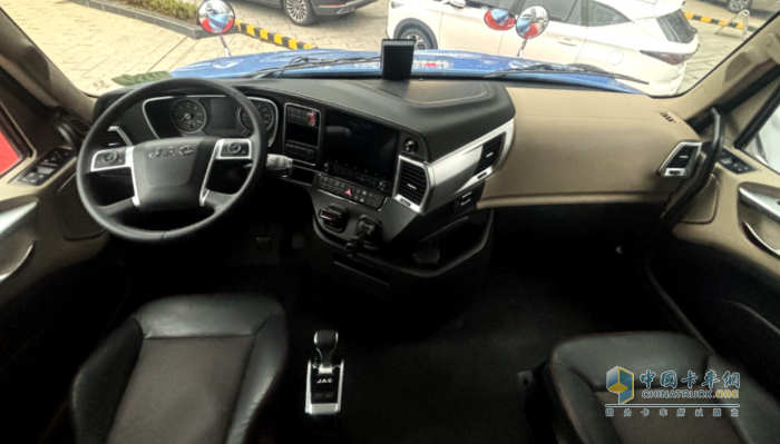 為何江淮跨越V5 6×4牽引車能成為?；愤\輸?shù)氖走x？