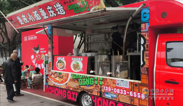 長安跨越翼展式售貨車：助陣重慶小面文化節(jié)，共享美食盛宴！
