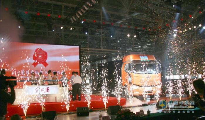 一抹中國(guó)紅！解放J6“神車(chē)”帶領(lǐng)中國(guó)重卡走向世界