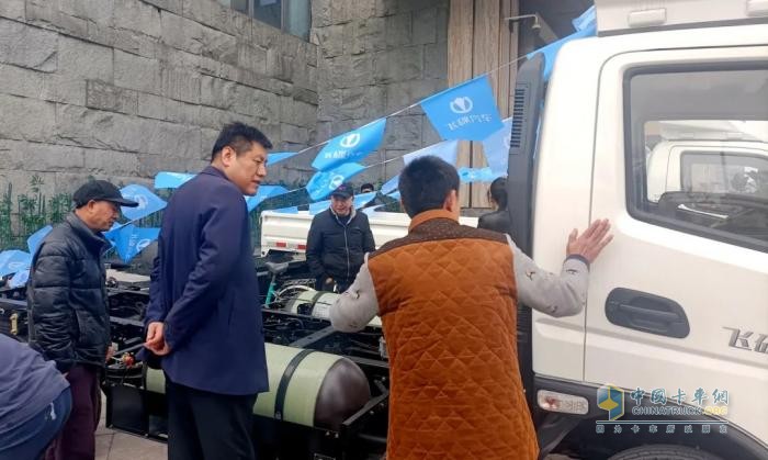 飛碟汽車CNG場景產品推介會在成都盛大舉行，開啟綠色物流新篇章
