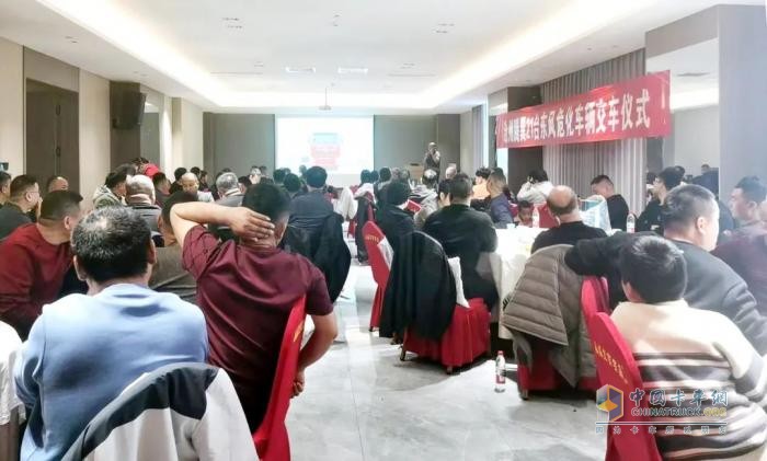 21輛東風(fēng)龍擎燃?xì)馕；癄恳嚱桓稖嬷荽罂蛻?實(shí)力鑄就行業(yè)標(biāo)桿