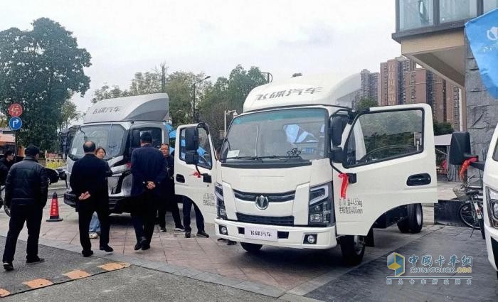 飛碟汽車CNG場景產品推介會在成都盛大舉行，開啟綠色物流新篇章