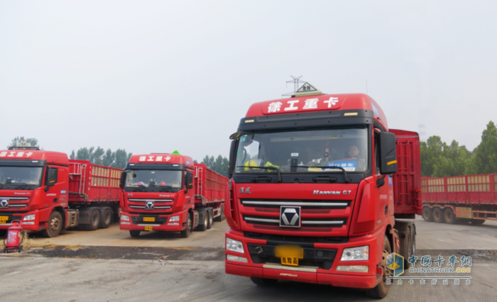 豪購(gòu)60臺(tái)危化品牽引車(chē) 徐工汽車(chē)開(kāi)展標(biāo)桿客戶(hù)走訪活動(dòng)