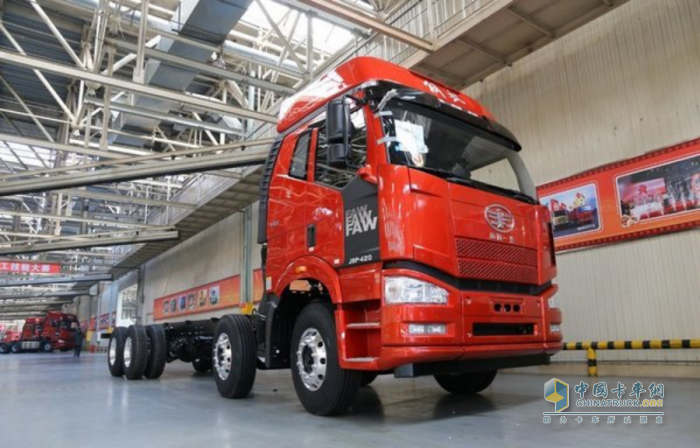 一抹中國(guó)紅！解放J6“神車(chē)”帶領(lǐng)中國(guó)重卡走向世界
