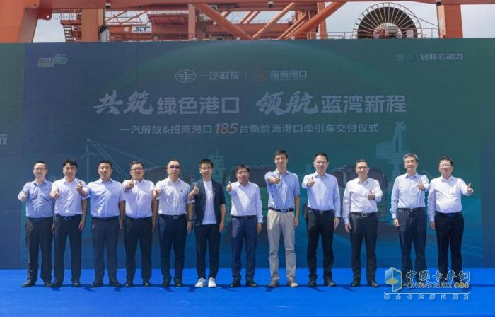 解放J6L純電動(dòng)港口牽引車：綠色物流未來(lái)之選