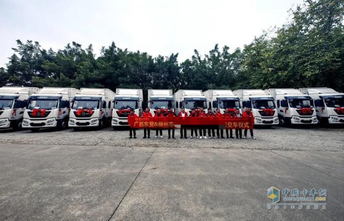 10輛東風(fēng)天錦快遞車交付柳州大客戶