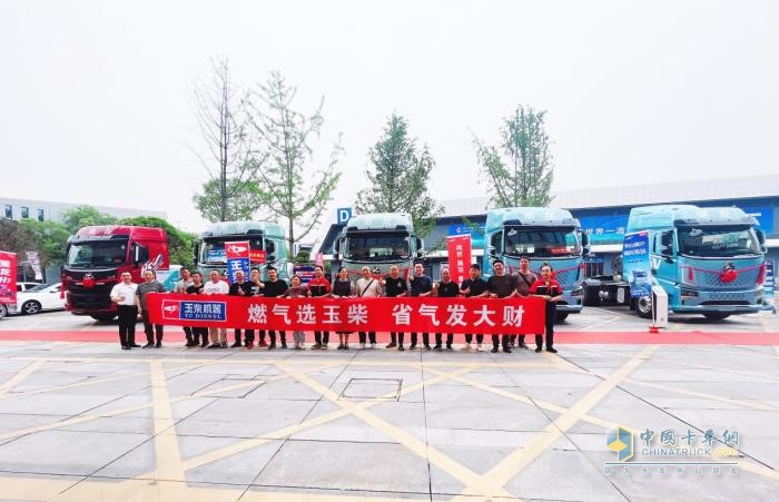 川魯熱銷(xiāo)！乘龍H5V LNG燃?xì)廛?chē)成為用戶推崇賺錢(qián)神器！