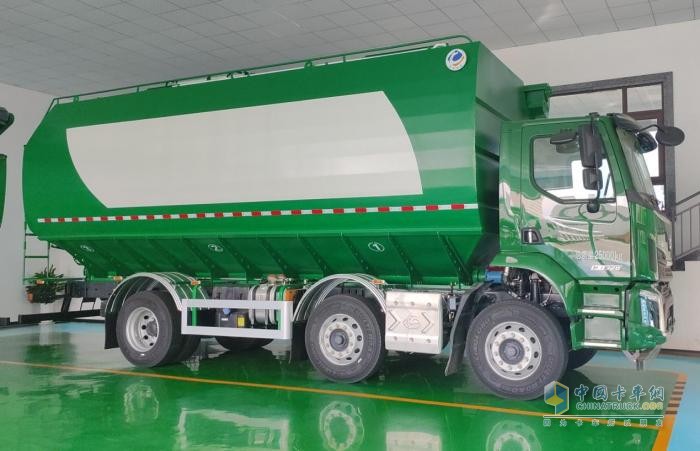 征服山路窄巷！乘龍M3三軸飼料車34m3巨無(wú)霸的靈動(dòng)之軀