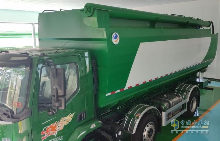 征服山路窄巷！乘龍M3三軸飼料車34m3巨無(wú)霸的靈動(dòng)之軀
