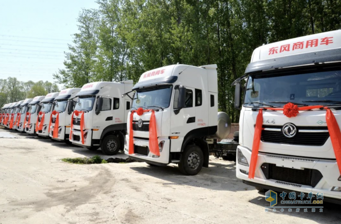 可靠+信賴 百輛東風商用車龍擎燃氣牽引車訂單首批在京交付
