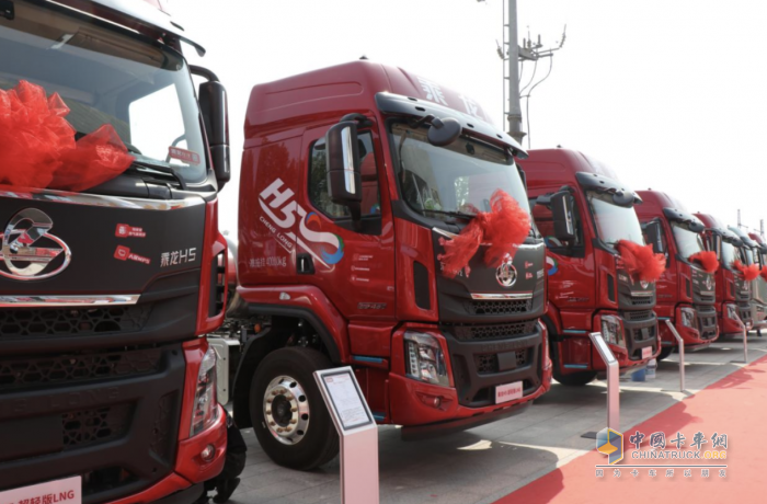 創(chuàng)富路上，乘龍H5 LNG超輕版牽引車(chē)一路守護(hù)