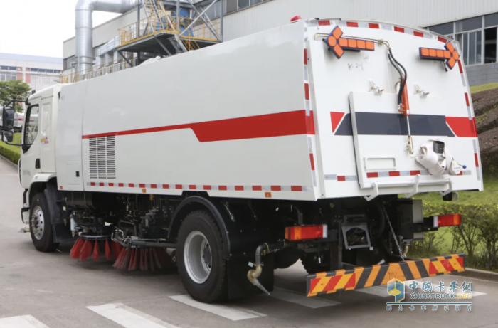 乘龍M3 4X2洗掃車，許你美好“衛(wèi)”來