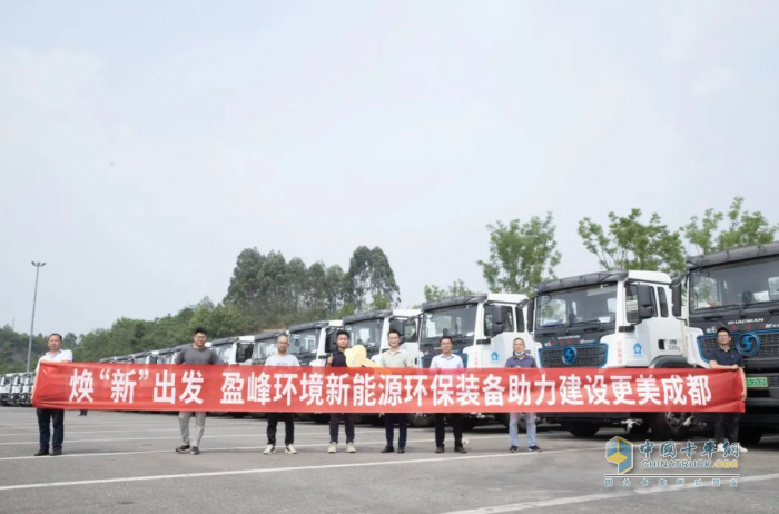 陜汽德龍M3000E純電動(dòng)環(huán)衛(wèi)車(chē)批量交付美麗蓉城