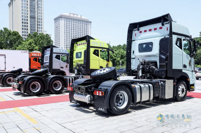 快遞快運“新星”，跑長途就選江淮星耀X7 4×2牽引車！