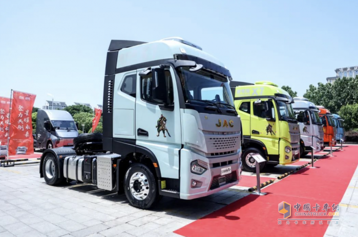 快遞快運“新星”，跑長途就選江淮星耀X7 4×2牽引車！
