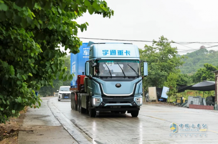 刷新純電重卡續(xù)航新高度，宇通600度純電牽引車新品上市！