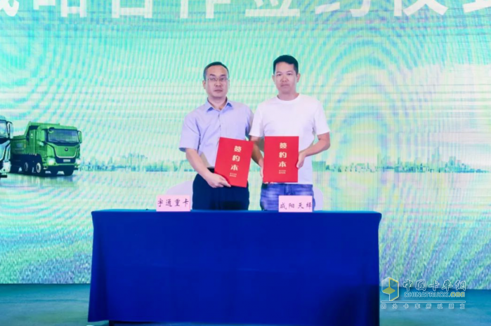 現(xiàn)場集中簽約、批量交付50臺！宇通重卡全系新品西安上市