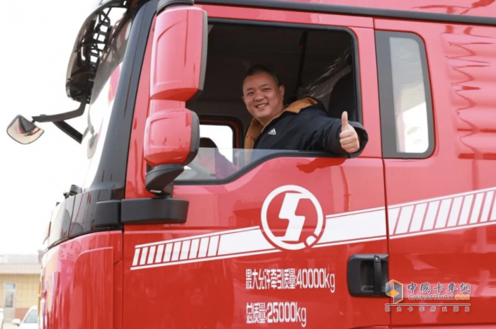 引領(lǐng)標(biāo)載重卡新潮流 陜汽德御Q300牽引車登陸江蘇