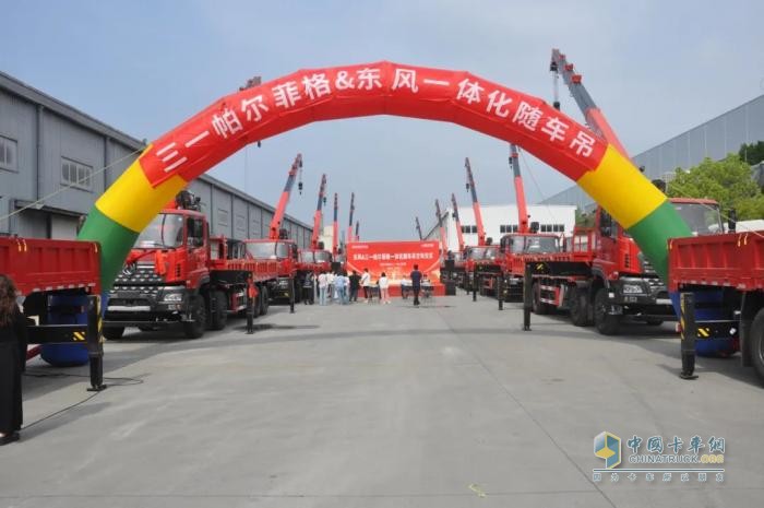 東風商用車：強強聯(lián)合 更進一步 15輛隨車吊交付大客戶