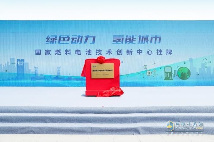 2023年3月8日，是習(xí)近平總書記對(duì)濰柴集團(tuán)發(fā)展作出重要指示五周年，當(dāng)天上午9點(diǎn)，濰柴集團(tuán)召開“心無旁騖攻主業(yè)建設(shè)世界一流強(qiáng)企”千人專題會(huì)議，重溫總書記重要指示，號(hào)召全體員工牢記囑托，堅(jiān)定不移沿著總書記指引的道路前行，奮力書寫更加亮麗的“新答卷”。