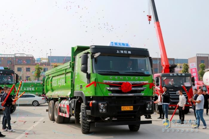 上汽紅巖新型智能渣土車(chē)批量交付，助力重慶打造山水美麗之城