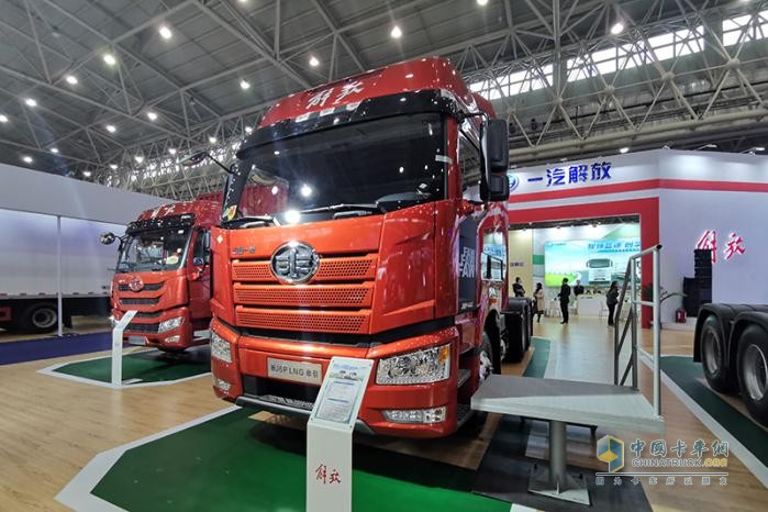 解放J6P經(jīng)典版LNG牽引車低自重、低氣耗，廣大卡友的不二選擇