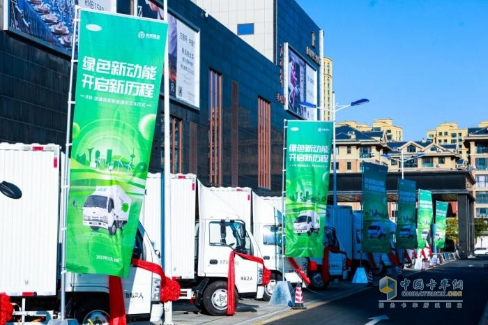 慶鈴與瀧通強(qiáng)強(qiáng)聯(lián)合尋求新突破！首批新能源車(chē)交車(chē)儀式順利舉行  