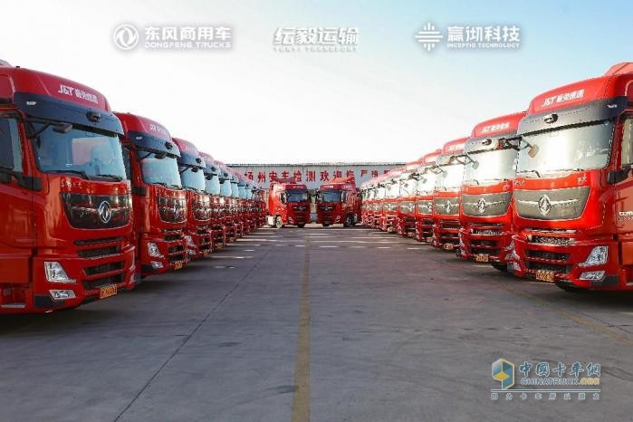 行業(yè)首批百臺級智能駕駛重卡交付！東風(fēng)商用車再創(chuàng)干線物流新標(biāo)桿