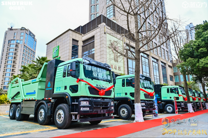 2024讓客戶更賺錢  中國(guó)重汽新能源 612kWh 渣土車成都上市暨批量交付
