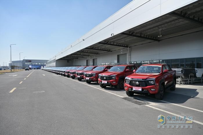 中國重汽集團(tuán)500臺皮卡出口南美首批交車儀式