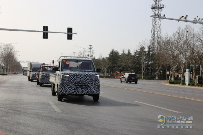 公路偶遇神秘偽裝車！福田新款微卡首度曝光，硬核造型引遐想