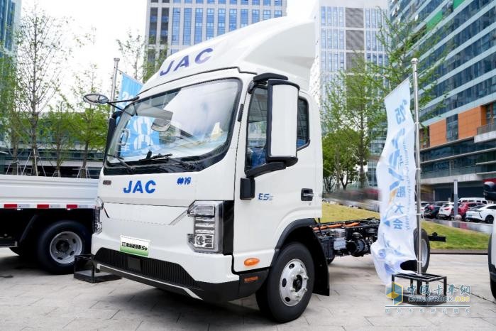 江淮1卡閃耀2025商用車金融大會(huì)，品牌勢(shì)能再升級(jí)