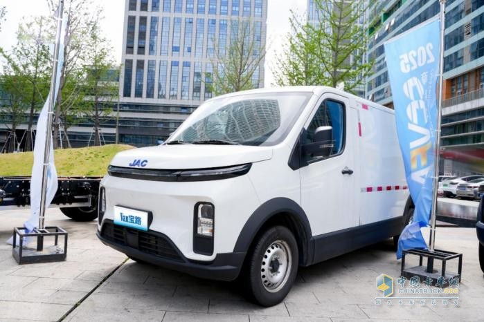 江淮1卡閃耀2025商用車金融大會(huì)，品牌勢(shì)能再升級(jí)