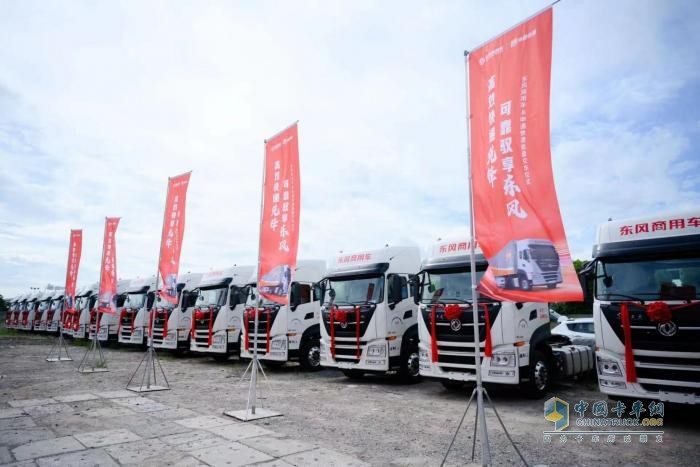 100臺(tái)定制車(chē)交付 東風(fēng)商用車(chē)與申通快遞再度聯(lián)袂共創(chuàng)物流行業(yè)新歷程