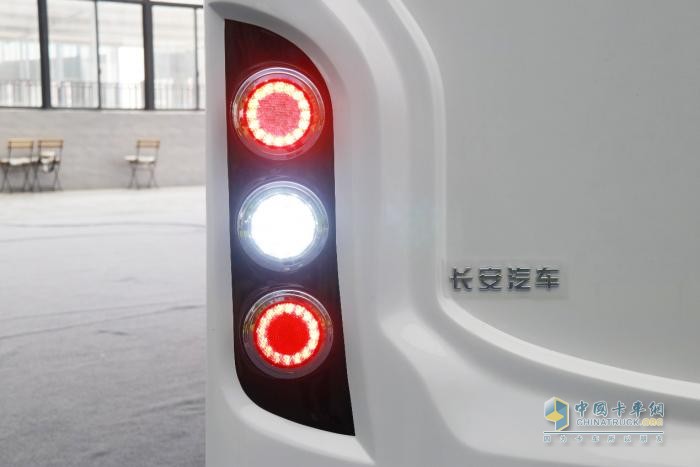 23.98萬(wàn)！長(zhǎng)安跨越打造C型房車同級(jí)天花板