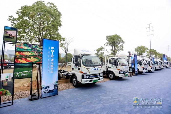 江淮1卡：駿鈴聚寶盆D25車型來(lái)襲，“混動(dòng)雙星”持續(xù)引領(lǐng)行業(yè)