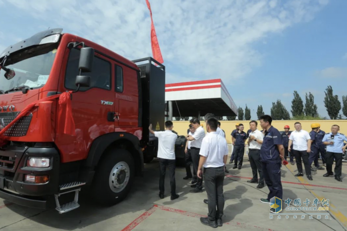 智領未來 百輛中國重汽新能源重卡訂單首批純電牽引車成功交付