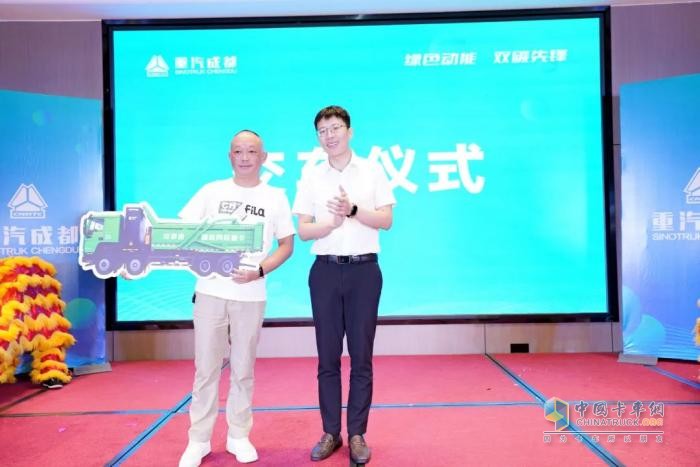 重慶首批新能源重卡火熱交付！重汽成都帶給卡友們新的財(cái)富機(jī)遇