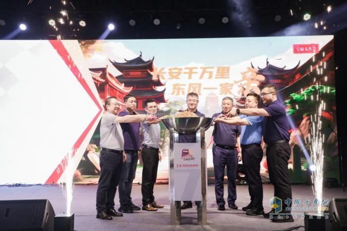 不止關(guān)愛(ài)卡車(chē)司機(jī) 有溫度的東風(fēng)商用車(chē)一直在路上
